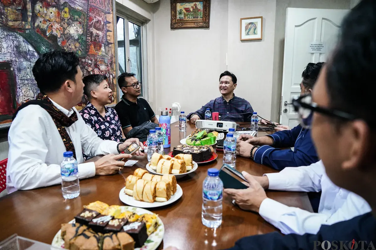 Direktur Utama Poskota, H. Azisoko saat menerima kunjungan Fraksi PSI DPRD Jakarta di kantor redaksi Poskota, Jakarta Barat, Senin, 28 April 2025. (Sumber: Poskota/Bilal Nugraha Ginanjar)