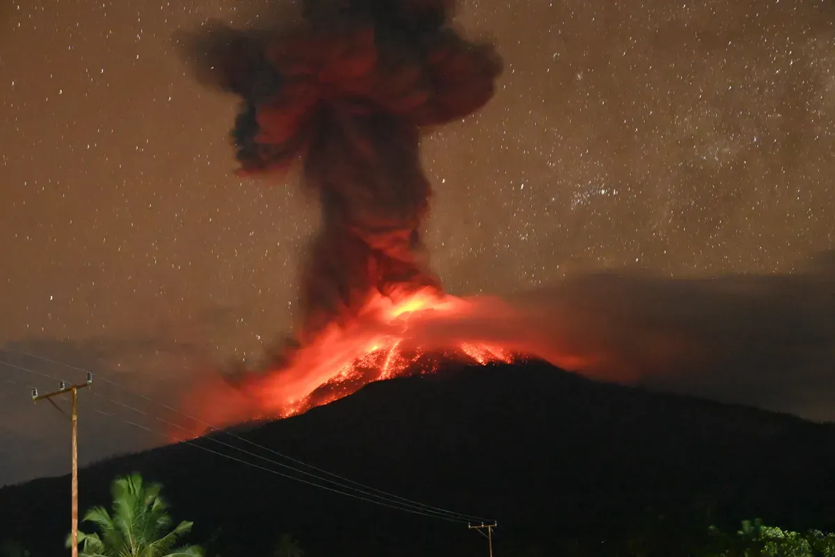 Gunung Lewotobi Laki-laki yang berlokasi di Nusa Tenggara Timur, kembali erupsi pada Senin, 28 April 2025. (Sumber: Dok. PVMBG Badan Geologi)