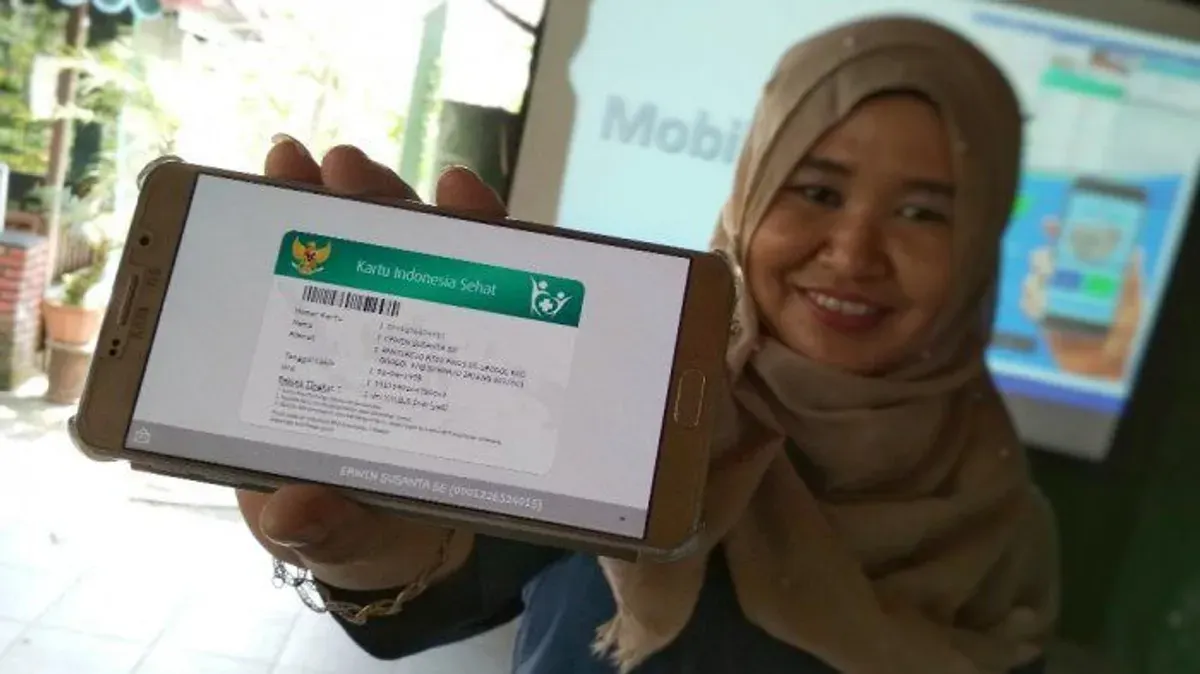 peserta BPJS Kesehatan melakukan pengecekan nomor kartu melalui aplikasi Mobile JKN di ponsel. (Sumber: Dok/BPJS Kesehatan)