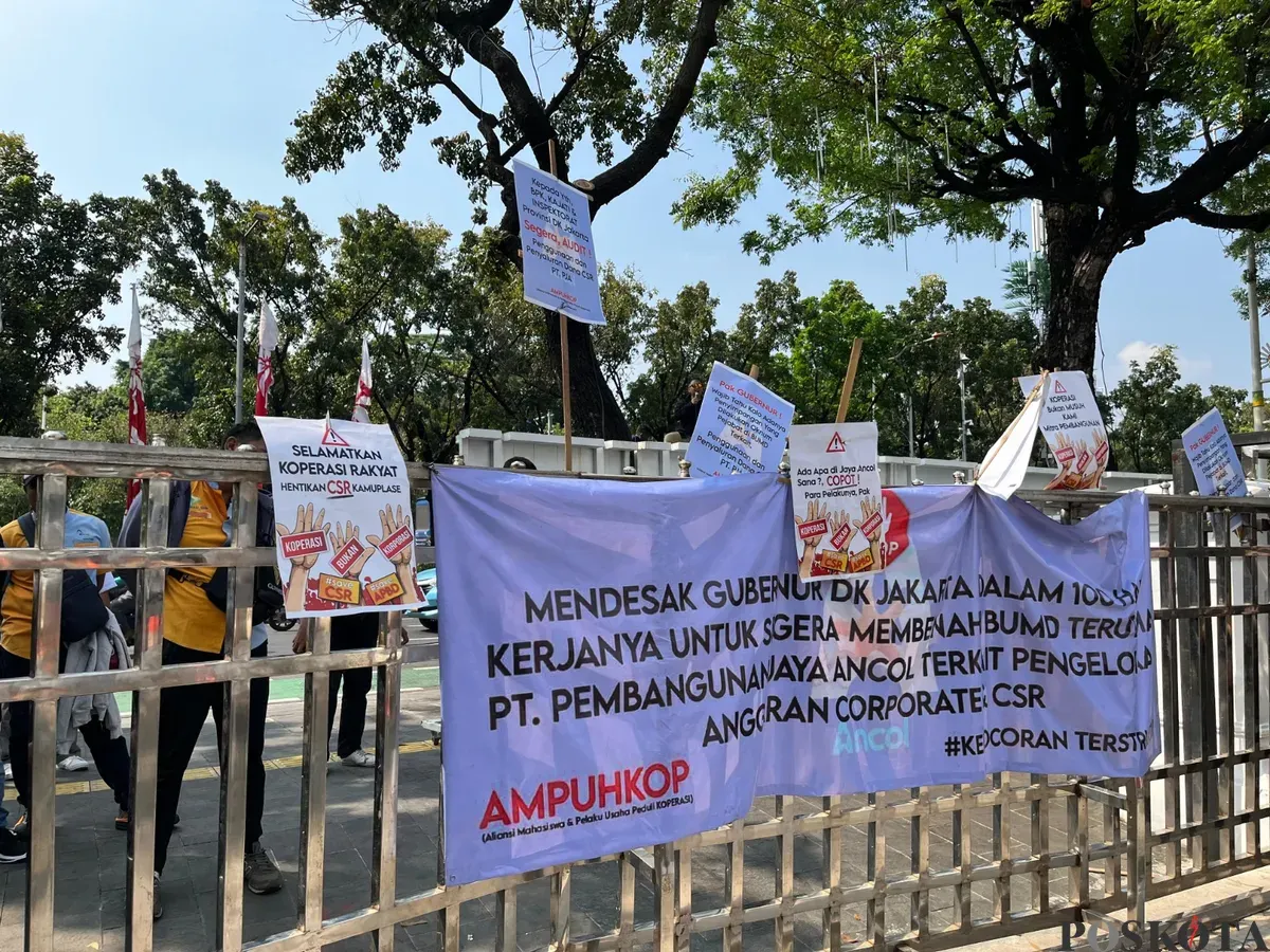 Pedagang binaan Ancol berunjuk rasa di depan Balai Kota menuntut ketidakadilan soal aturan, Senin, 28 April 2025. (Sumber: Poskota/Pandi Ramedhan)