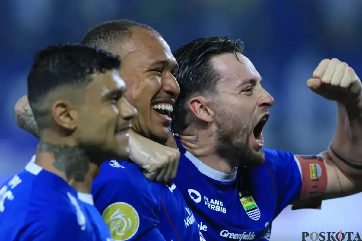 Persib hanya membutuhkan dua poin untuk mengunci gelar juara Liga 1 2024/2025. (Sumber: Ade Mamad/Poskota)