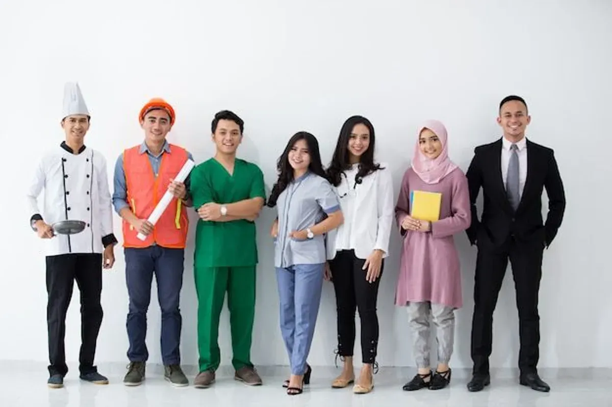 Hari Buruh diperingati tiap 1 Mei, bermula dari perjuangan buruh AS tahun 1886 tuntut jam kerja 8 jam. Kini jadi simbol perjuangan hak pekerja & libur nasional di Indonesia sejak 2013. (Sumber: Freepik)