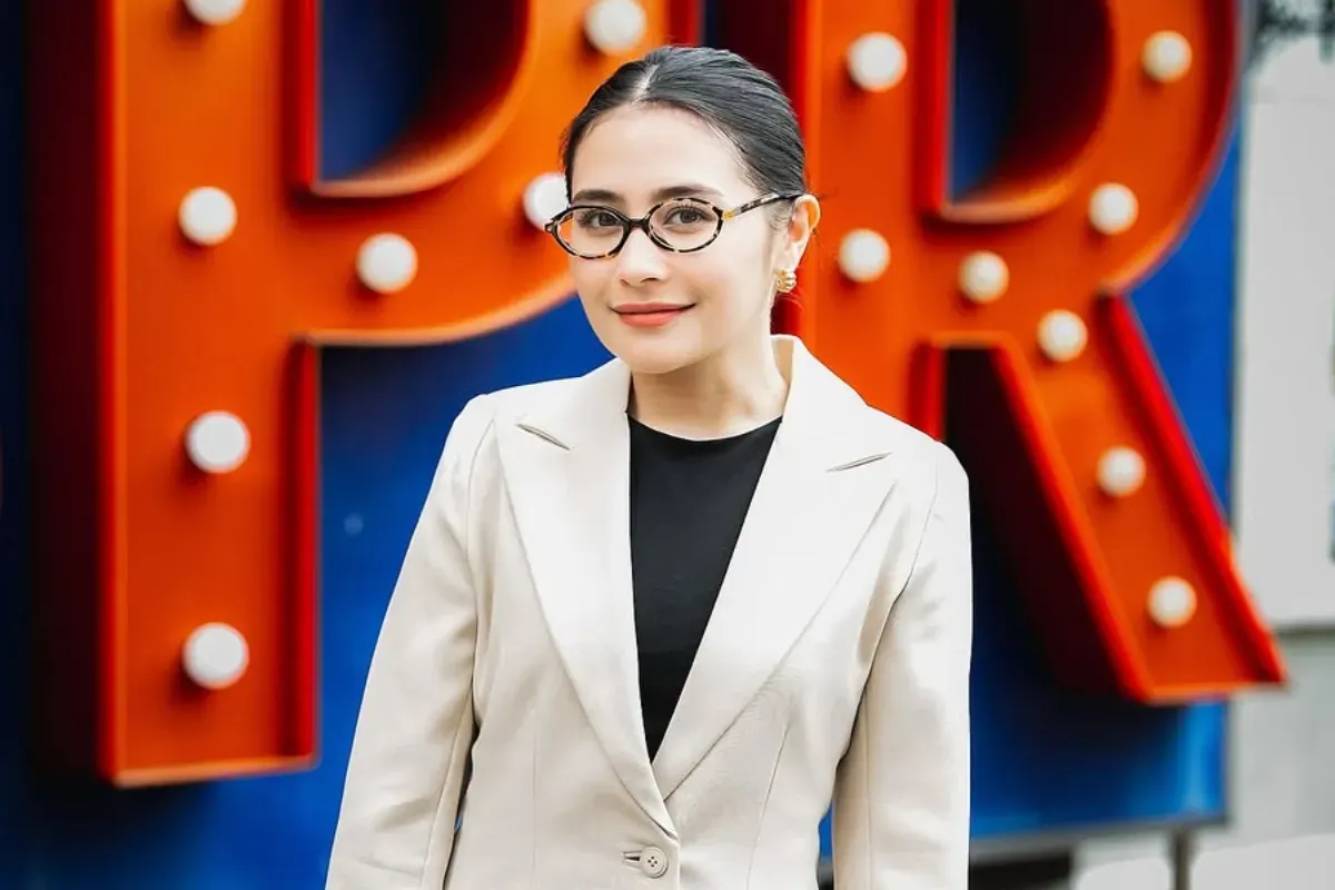Prilly Latuconsina resmi menjadi dosen di LSPR Jakarta. (Sumber: Instagram/@prillylatuconsina96)
