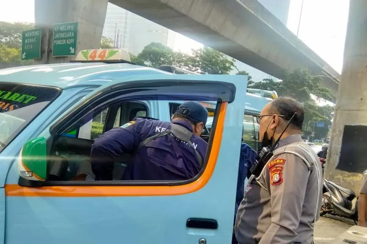 Seorang sopir angkutan kota (angkot) M44 jurusan Kampung Melayu - Tebet tewas mendadak di dalam kendaraannya di Jalan Dr Satrio, Setiabudi, Jakarta Selatan, Senin, 28 April 2925 pagi. (Sumber: TMC Polda Metro Jaya)