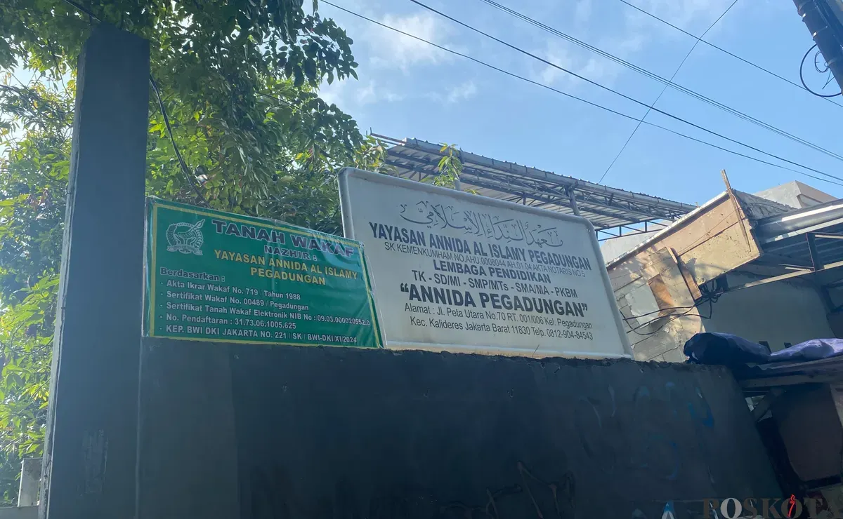 Plang tanah wakaf terpasang setelah penggusuran SMK PGRI 24 Jakarta. (Sumber: Poskota/Prima Juli Manalu)
