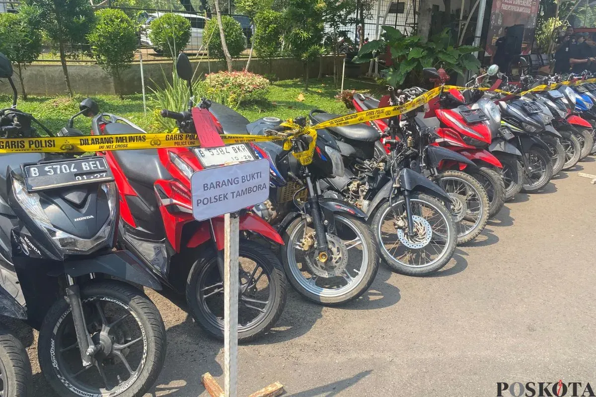 Barang bukti motor kasus curanmor di Mapolres Metro Jakarta Barat, Selasa, 29 April 2025. (Sumber: Poskota/Primayanti Juli Kumala)