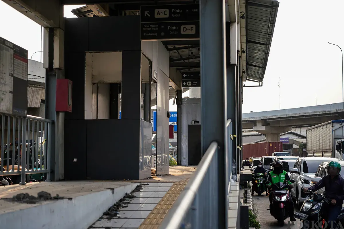 Kondisi jembatan penyebrangan orang (JPO) dan halte yang rusak dan terbengkalai di Jalan Raya Bekasi, Cakung, Jakarta Timur, Selasa, 29 April 2025. (Sumber: Poskota/Bilal Nugraha Ginanjar)