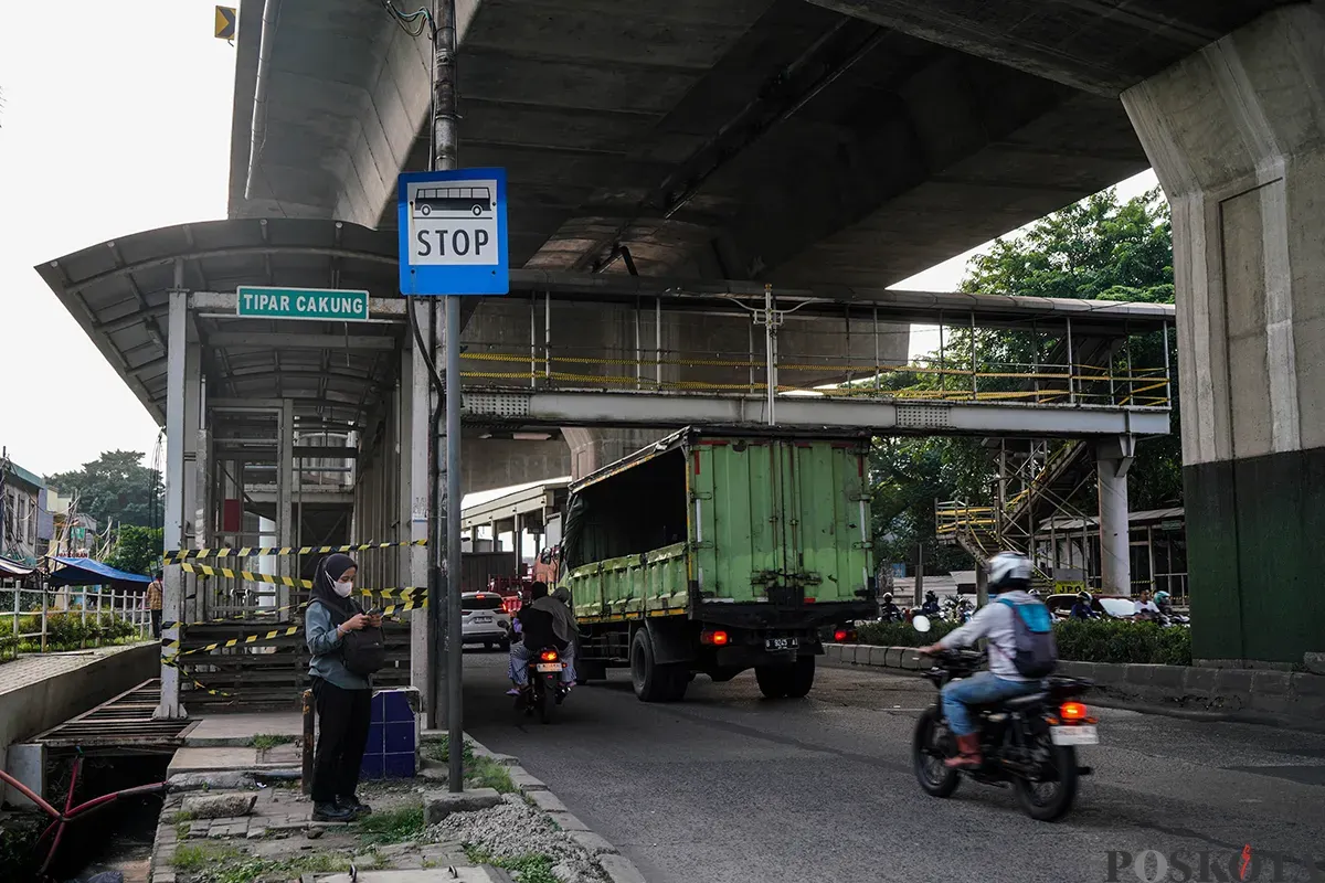 Kondisi jembatan penyebrangan orang (JPO) dan halte yang rusak dan terbengkalai di Jalan Raya Bekasi, Cakung, Jakarta Timur, Selasa, 29 April 2025. (Sumber: Poskota/Bilal Nugraha Ginanjar)