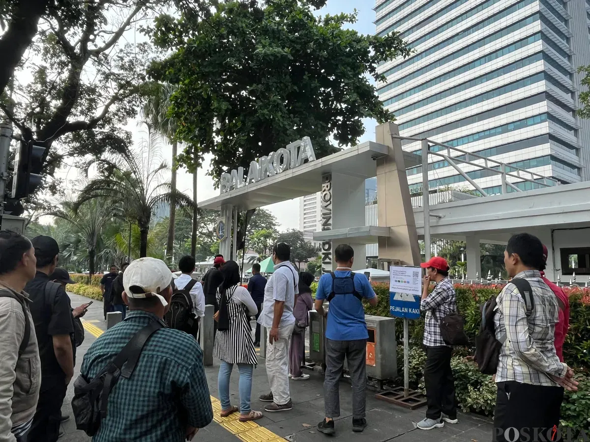 Puluhan warga mendatangi Balai Kota untuk melamar pekerjaan sebagai petugas PPSU, Selasa, 29 April 2025. (Sumber: Poskota/Pandi Ramedhan)