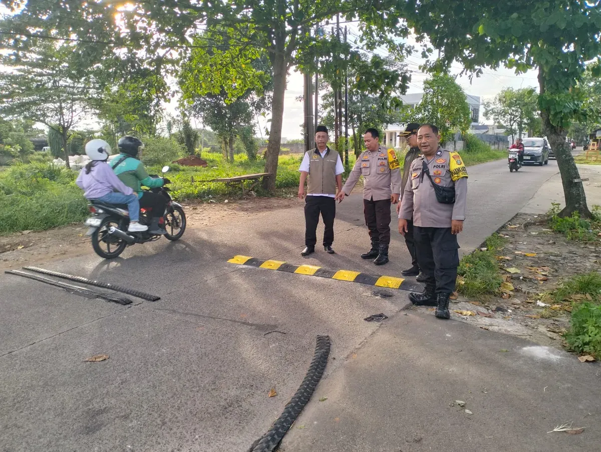 Anggota Polsek Bojongsari melakukan pengecekan polisi tidur di Jalan Abdul Wahab, Cinangka, Sawangan, Kota Depok yang dikeluhkan pengendara. (Sumber: Dok. Warga)