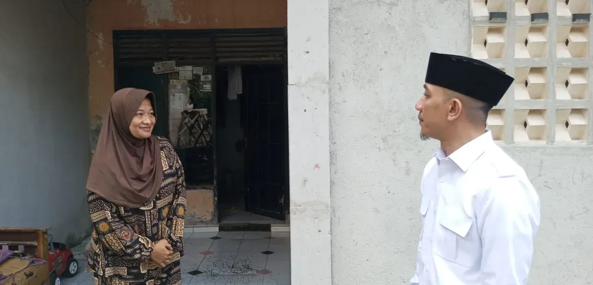 Bupati Lebak, Hasbi Asyidiki Jayabaya saat menemui wali siswa yang diminta Kepsek SDN 2 Pasitangkil untuk mengganti kursi dan meja yang rusak. (Sumber: Dok. Warga)