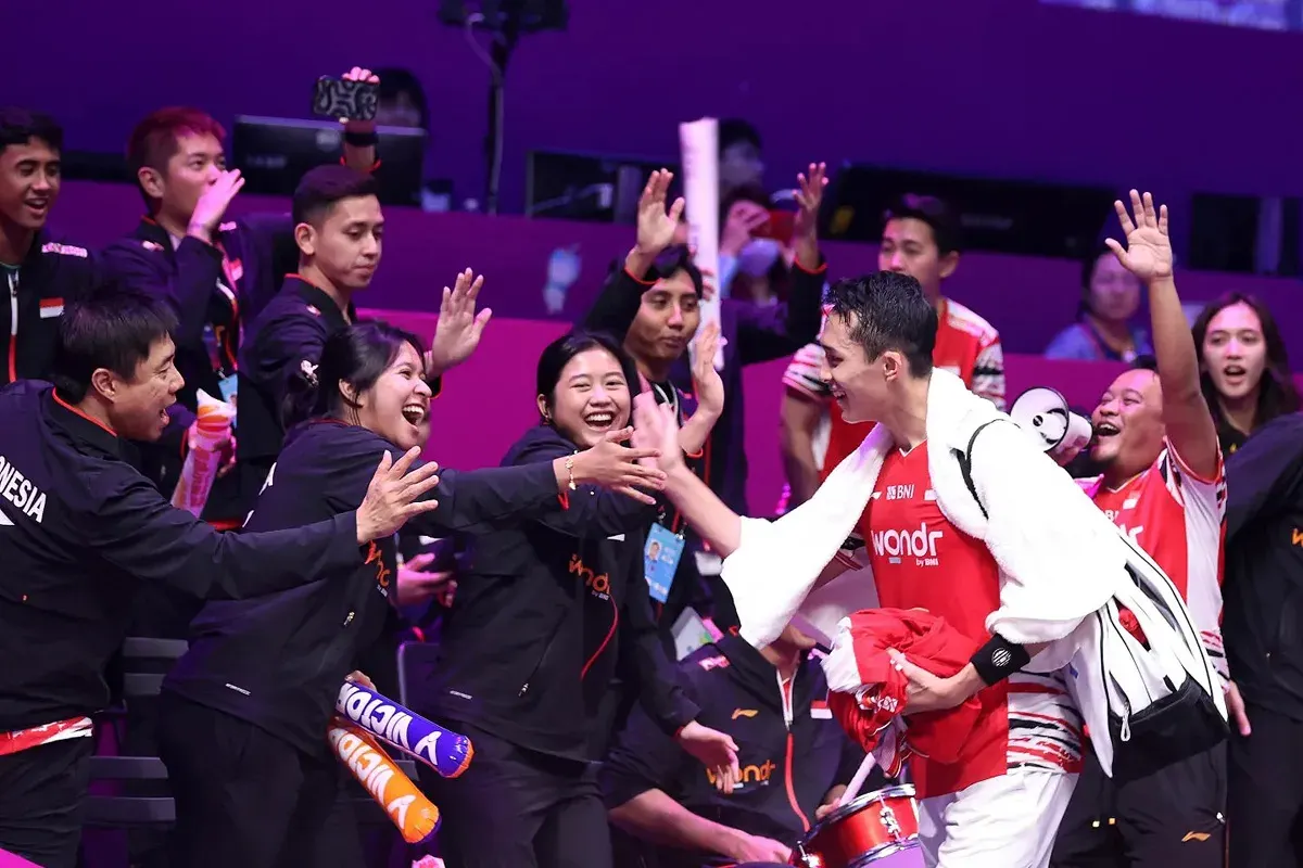 Jonatan Christie merayakan kemenangan atas Prannoy HS dalam pertandingan penyisihan Grup D Piala Sudirman 2025. (Sumber: Instagram @badminton.ina)