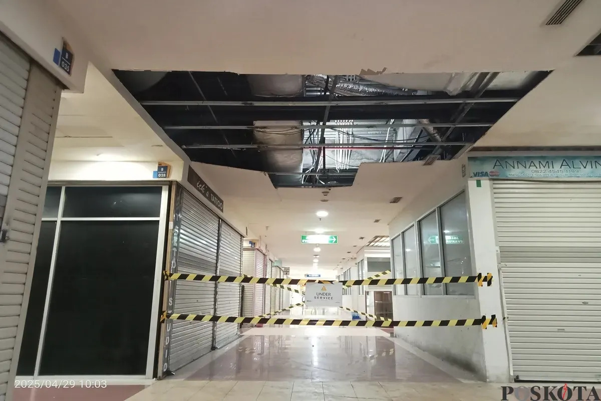 Kondisi memprihatinkan di lantai 2 Mangga Dua Square, Jakarta Pusat, dengan plafon runtuh, kabel terurai, dan garis pembatas yang dipasang di area berbahaya, Selasa (29/4/2025). (Sumber: Poskota/Nurpini Aulia Rapika)