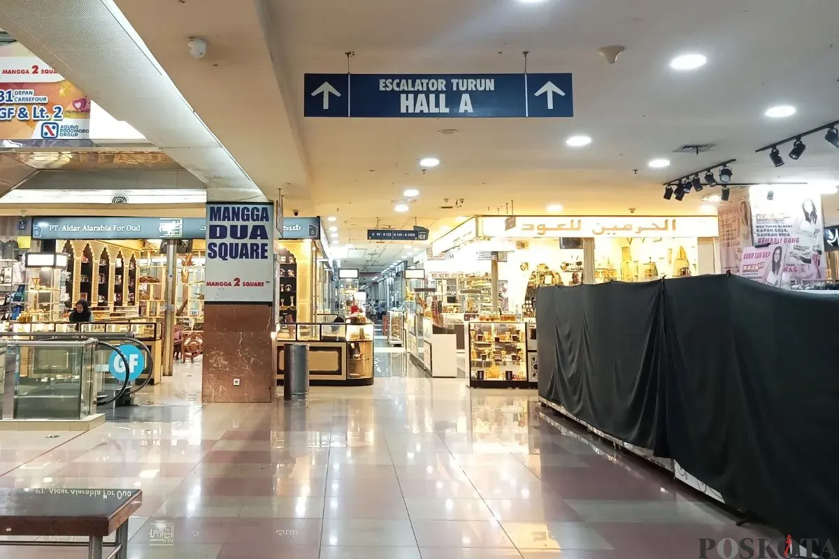 Suasana Mangga Dua Square memperlihatkan beberapa pedagang masih berjualan, Selasa, 29 April 2025. (Sumber: Poskota/Nurpini Aulia Rapika)