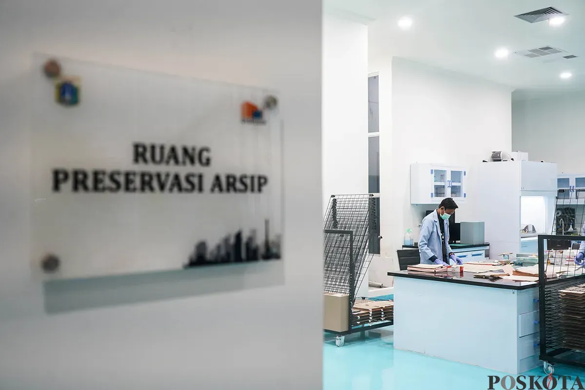 Petugas melakukan preservasi arsip di Gedung Dinas Perpustakaan Kearsipan DKI Jakarta, Pulogadung, Jakarta Timur, Selasa, 29 April 2025. (Sumber: Poskota/Bilal Nugraha Ginanjar)