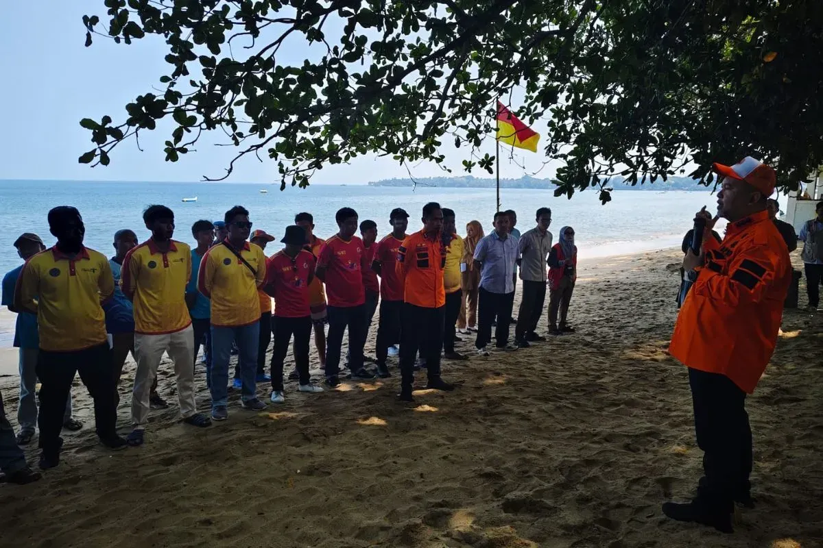 BPBD Banten, saat melakukan sosialisasi dan latihan kesiapsiagaan bencana di Pantai Carita, Pandeglang. (Sumber: Dok. BPBD Banten)