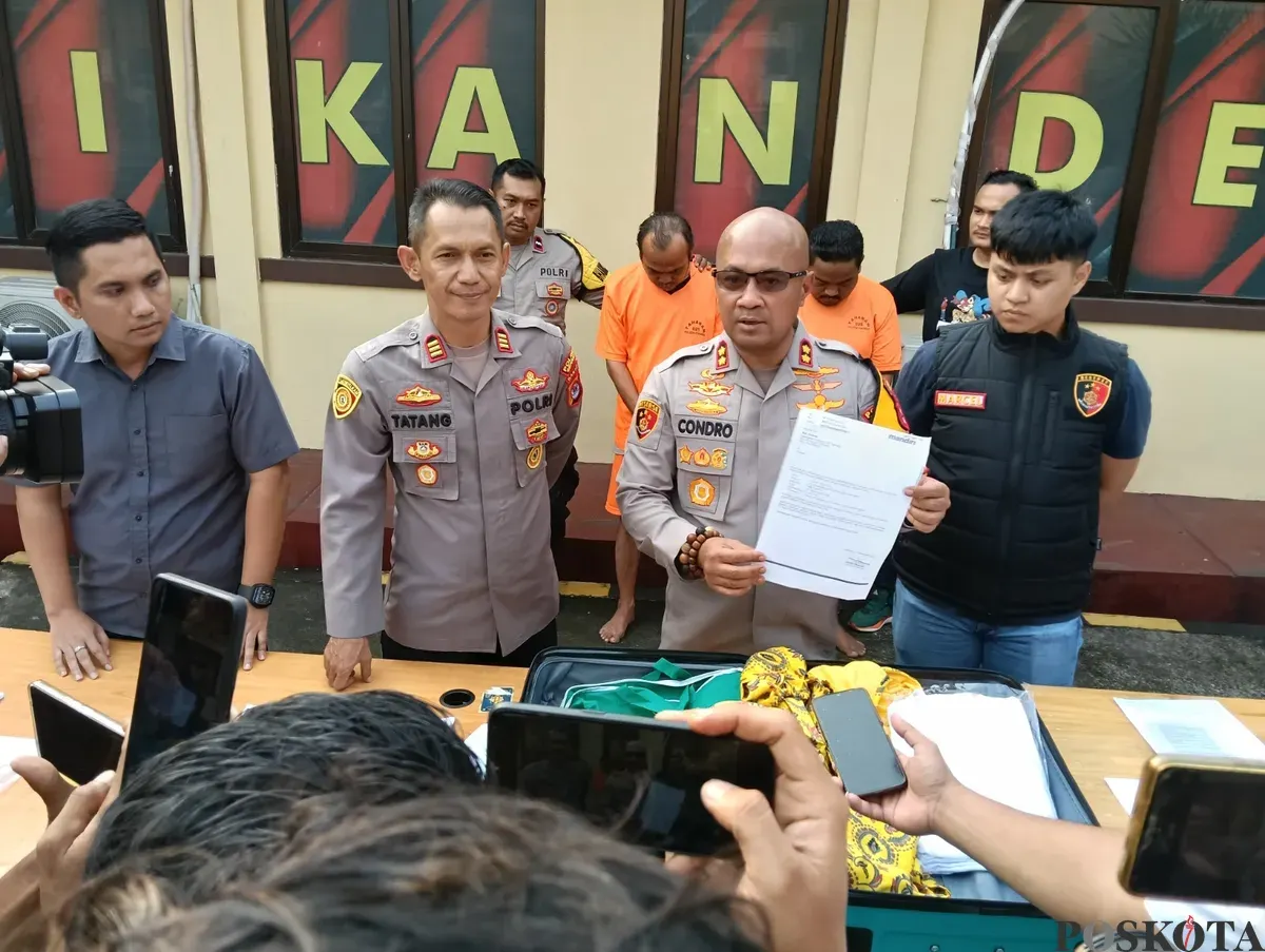 Kapolres Serang AKBP Condro Sasongko menunjukkan barang bukti surat dari Bank Mandiri yang diduga palsu terkait uang Rp15 miliar. (Sumber: Poskota/Rahmat Haryono)