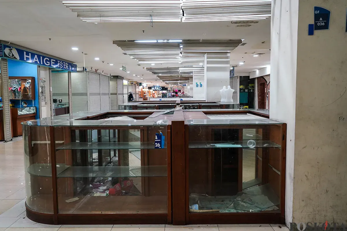 Kondisi setiap sudut lapak para pedagang yang tutup dan tampak sepi di Mangga Dua Square, Jakarta, Selasa, 29 April 2025. (Sumber: Poskota/Bilal Nugraha Ginanjar)