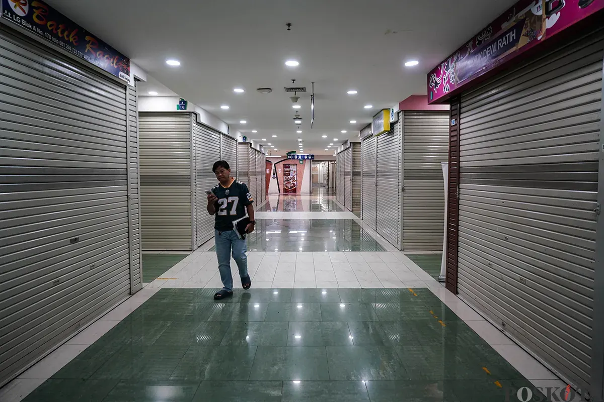 Kondisi setiap sudut lapak para pedagang yang tutup dan tampak sepi di Mangga Dua Square, Jakarta, Selasa, 29 April 2025. (Sumber: Poskota/Bilal Nugraha Ginanjar)