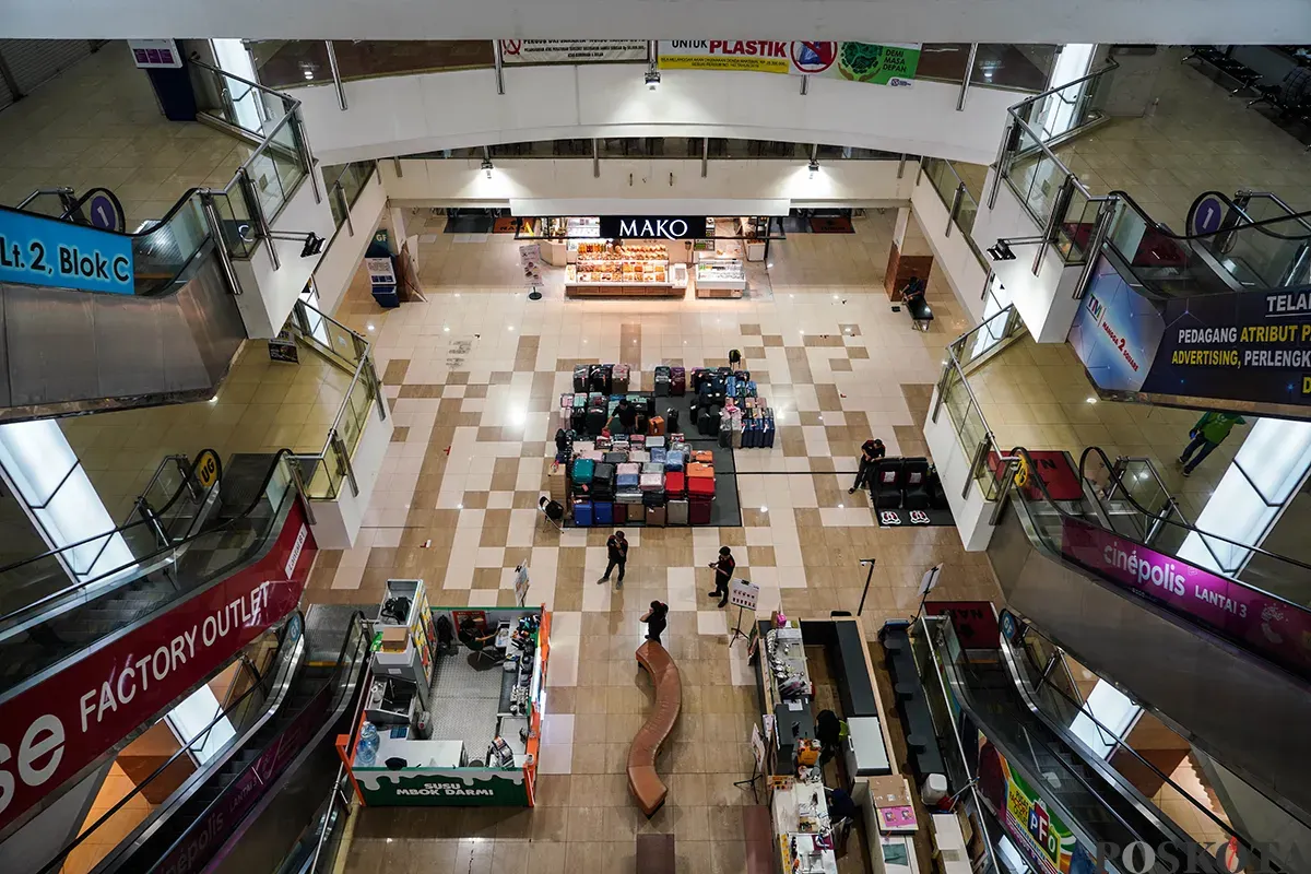 Kondisi setiap sudut lapak para pedagang yang tutup dan tampak sepi di Mangga Dua Square, Jakarta, Selasa, 29 April 2025. (Sumber: Poskota/Bilal Nugraha Ginanjar)