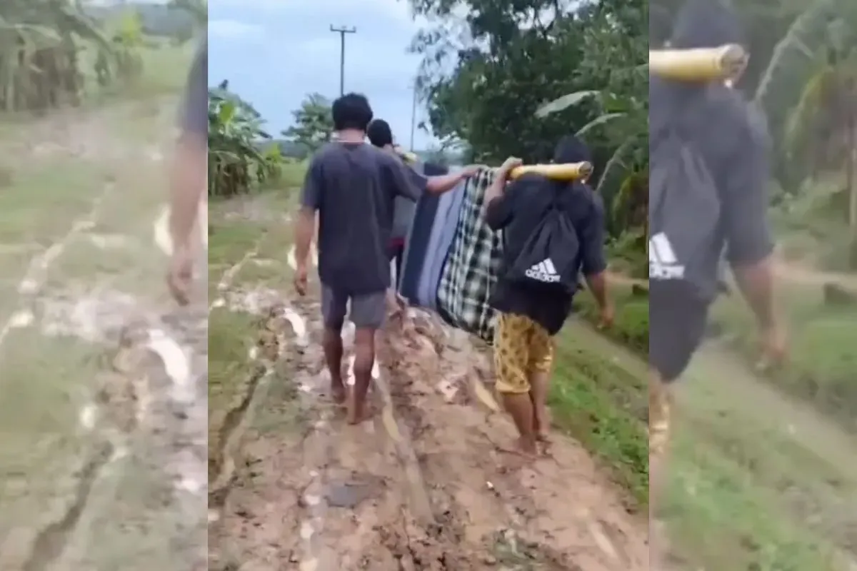 Beberapa masyarakat terlihat sedang menandu seorang warga yang sakit karena akses jalanan rusak di Lebak Banten. (Sumber: Instagram/inforangkasbitung)