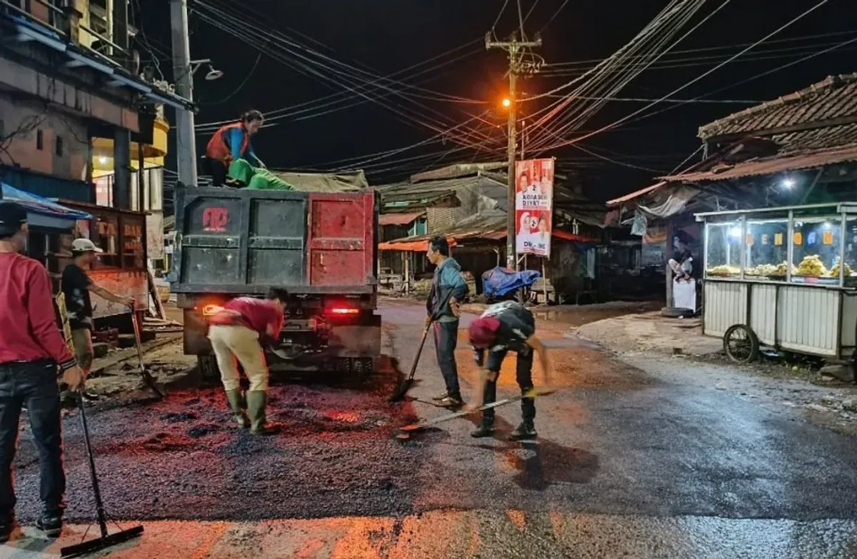 Kegiatan pemeliharaan jalan yang dilakukan UPT PJJ Pandeglang pada DPUPR Banten. (Sumber: Dok. UPT PJJ Pandeglang)