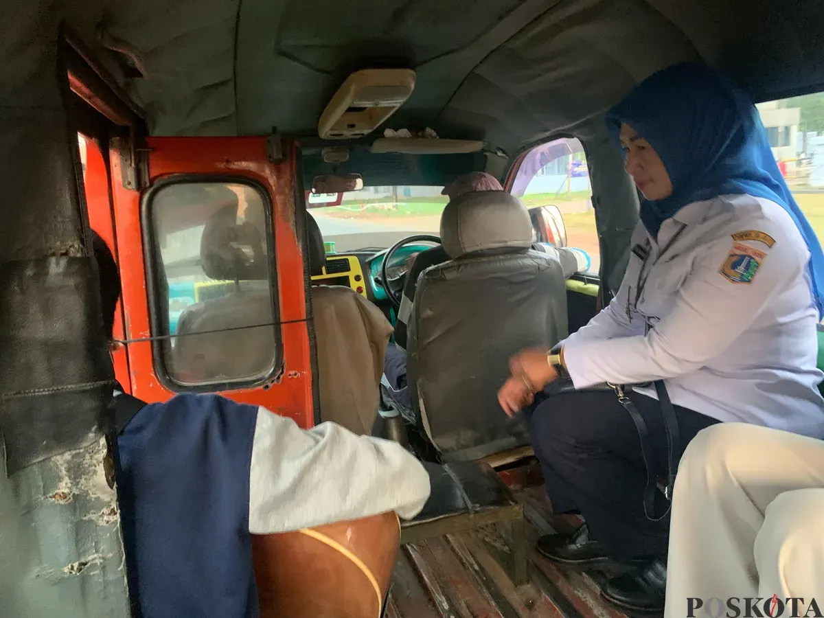 Wali Kota Jakarta Timur, Iin Mutmainah saat menaiki transportasi umum untuk berdinas, Rabu 30 April 2025. (Sumber: Poskota/Pandi Ramedhan)