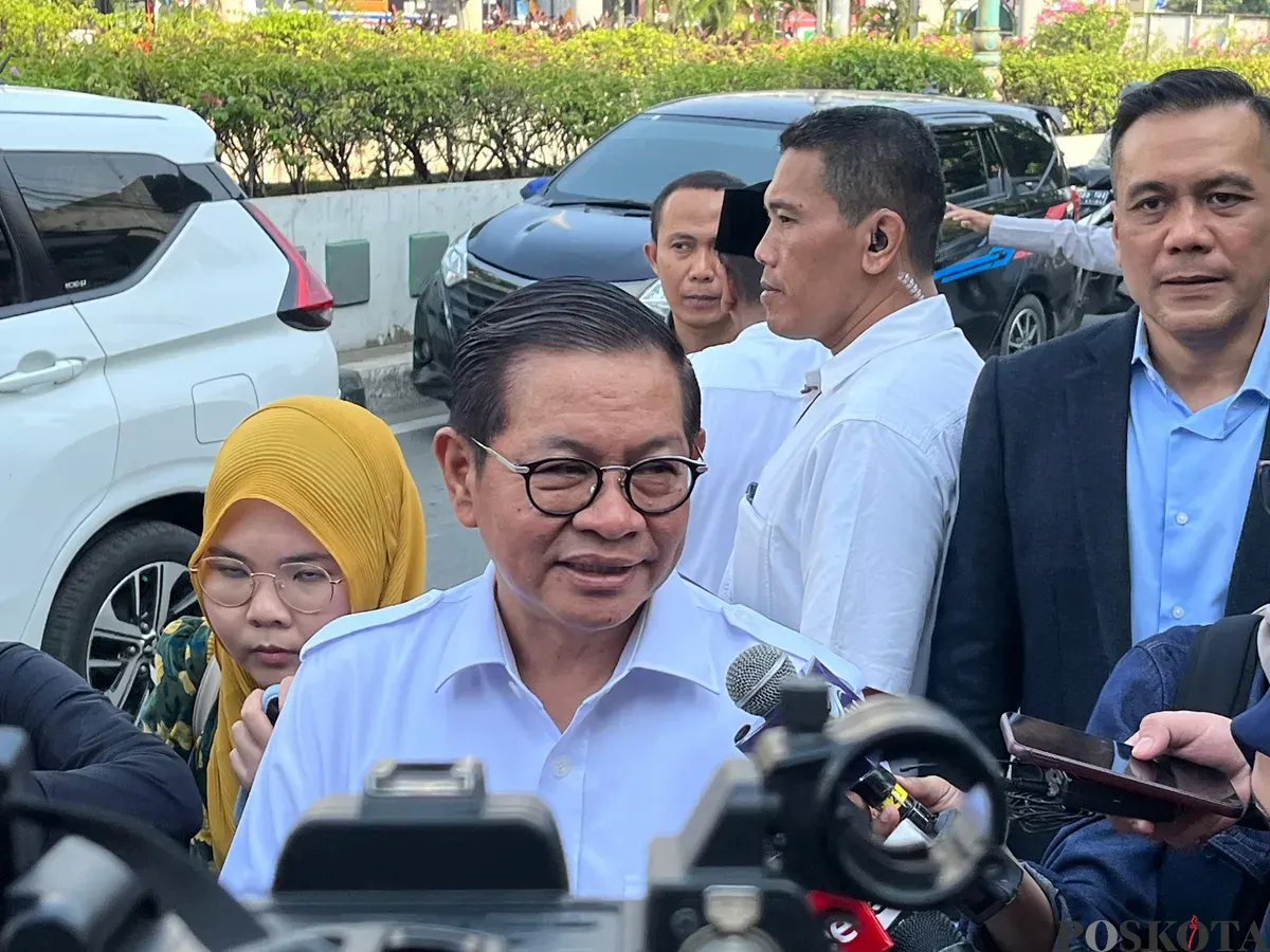 Gubernur Jakarta, Pramono Anung, saat berada di Halte Matraman usai menaiki transportasi umum Transjakarta, Rabu, 30 April 2025. (Sumber: Poskota/Pandi Ramedhan)