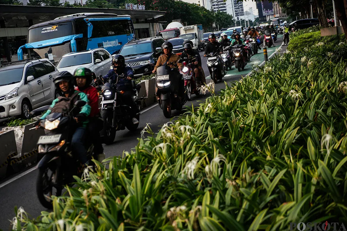 Sejumlah pengendara sepeda motor melintas di jalur pengguna sepeda di kawasan Jalan Jenderal Sudirman, Jakarta, Rabu, 30 April 2025. (Sumber: Poskota/Bilal Nugraha Ginanjar)
