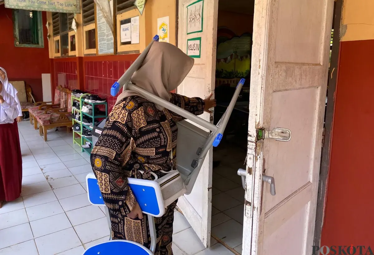 Orang tua siswa SDN 2 Pasirtangkil, Kecamatan Warung Gunung, Lebak, saat mengantarkan satu set mebeler ke sekolah. (Sumber: Poskota/Samsul Fatoni)