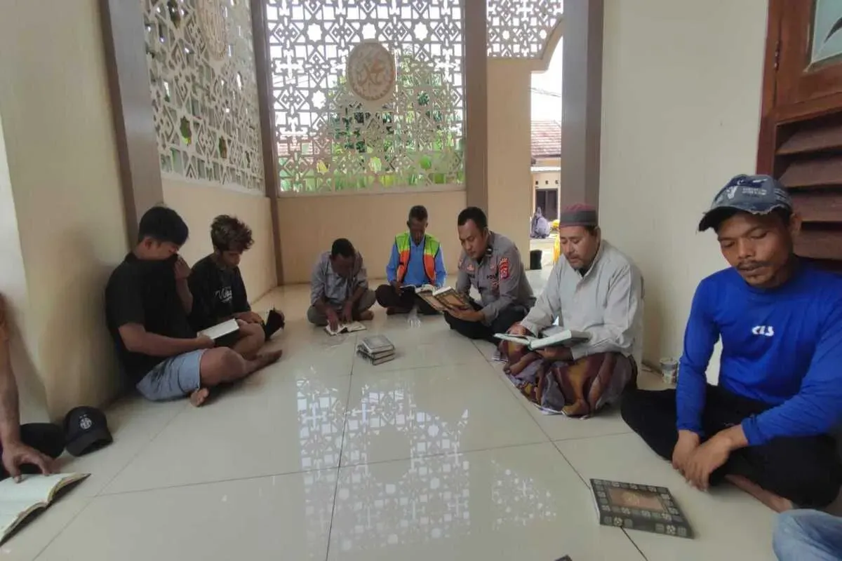 Para pelaku pungli menjalankan pesantren kilat di Mesjid As-Salam usai terjaring Operasi Cipta Kondisi. (Sumber: Humas Polres Serang)