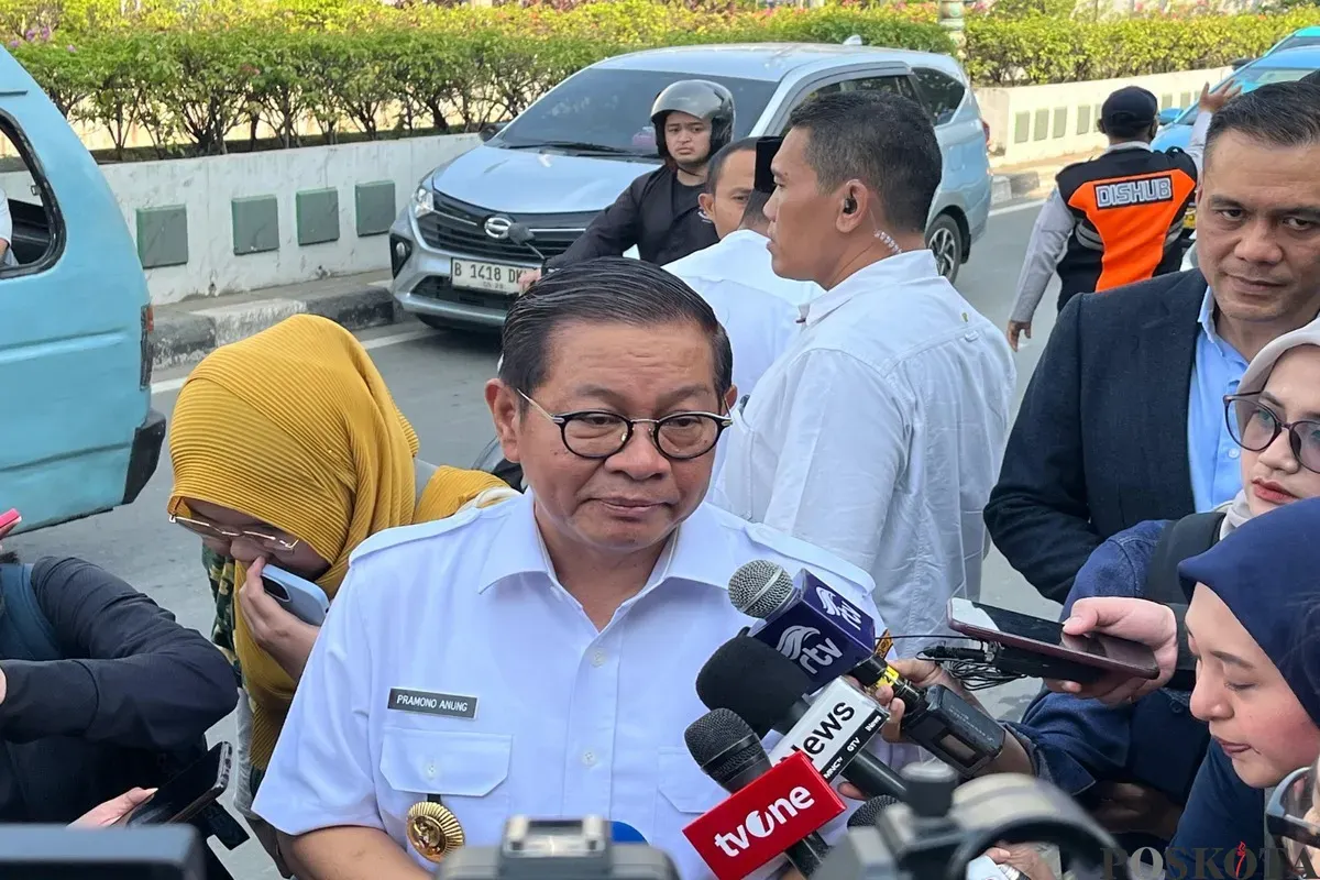 Gubernur Jakarta, Pramono Anung, diwawancarai wartawan usai menaiki transportasi umum untuk berdinas, Rabu 30 April 2025. (Sumber: Poskota/Pandi Ramedhan)