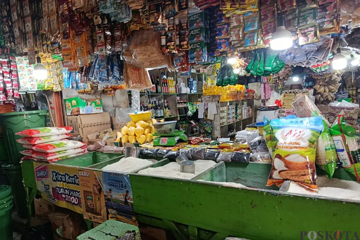 Suasana toko beras di Pasar Babelan Bekasi tampak sepi dan lengang di tengah isu beras oplosan, Jumat, 1 Agustus 2025. (Sumber: Poskota/Nurpini Aulia Rapika)