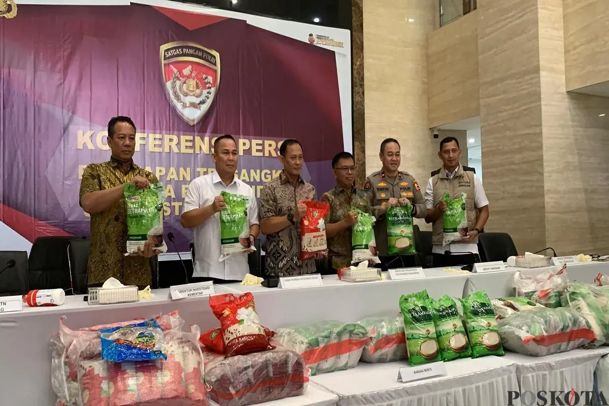 Satgas Pangan Polri menggelar konferensi pers kasus beras yang tidak sesuai standar mutu pada klaim kemasan atau oplosan di Gedung Bareskrim Polri, Jakarta, Kamis, 1 Agustus 2025. (Sumber: Poskota/Ali Mansur)