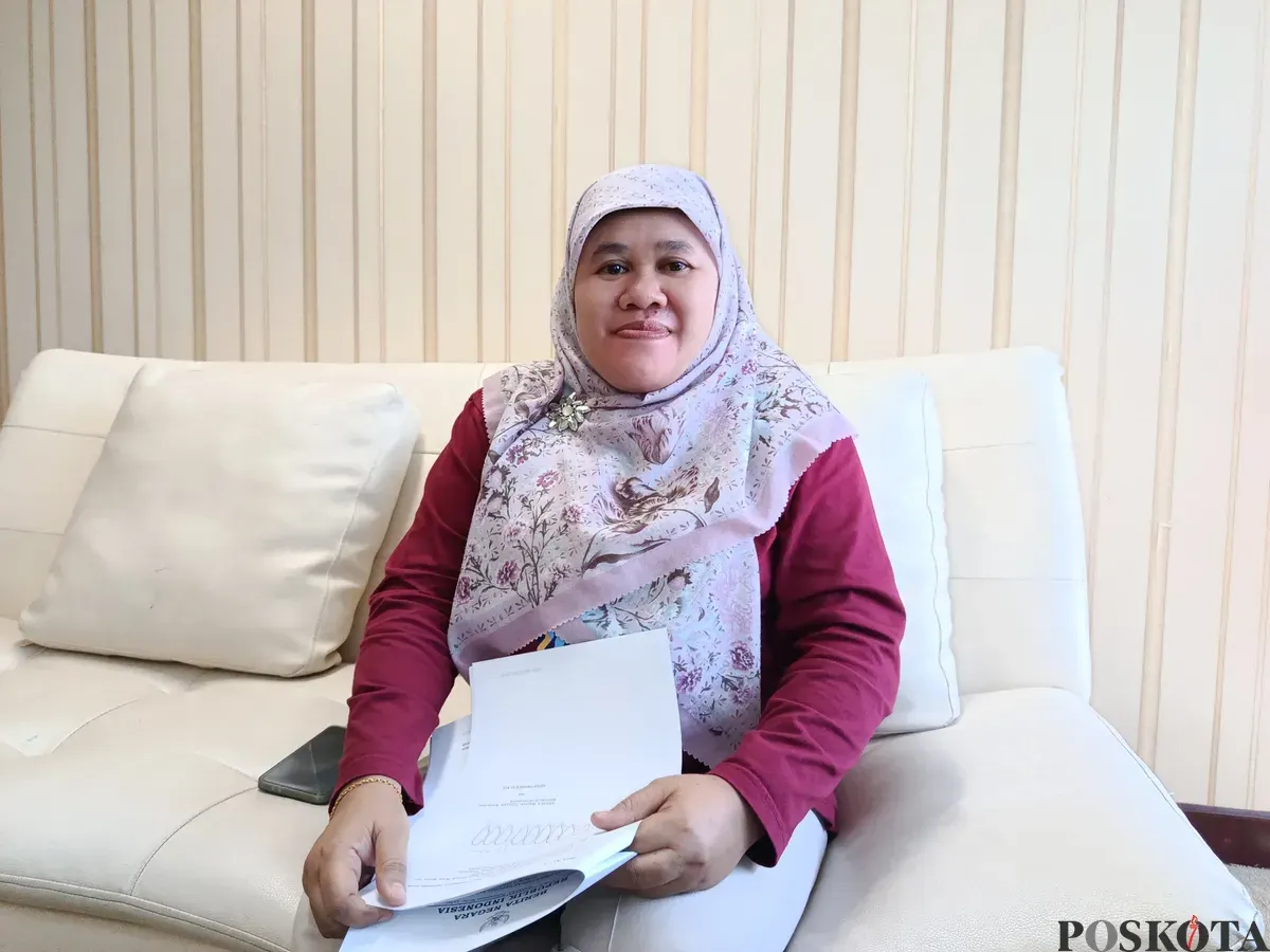 Kepala Bidang Konsumsi dan Keamanan Pangan DKPP Kota Bekasi, Sariyanti, memastikan beras oplosan yang beredar di pasaran masih layak dikonsumsi. (Sumber: POSKOTA | Foto: Nurpini Aulia Rapika)