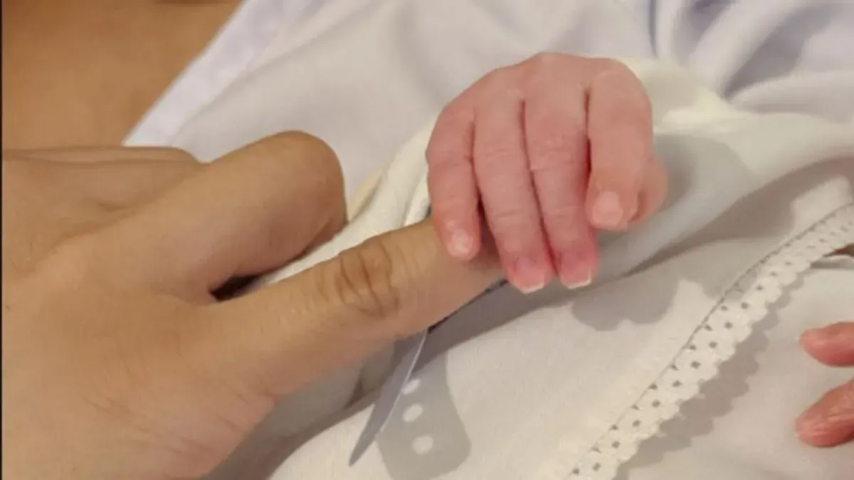 Erika Carlina lahirkan anak pertamanya (Sumber: Instagram @eri.carl)