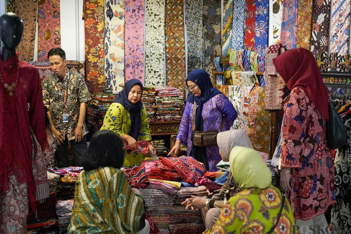 Pengunjung memilih batik di salah satu gerai dalam acara Gelar Batik Nusantara 2025 di Pasaraya Blok M, Jakarta Selatan, Kamis, 31 Juli 2025. (Sumber: Poskota/Bilal Nugraha Ginanjar)
