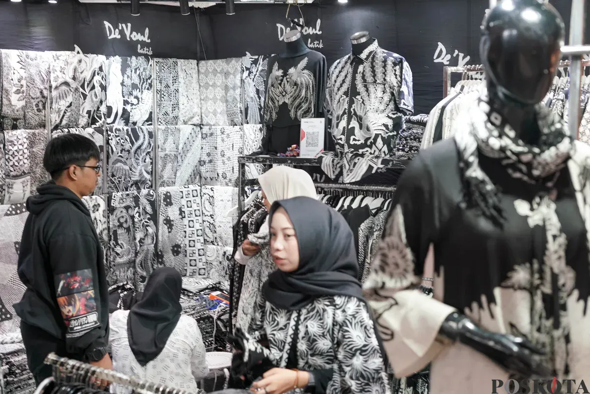 Pengunjung memilih batik di salah satu gerai dalam acara Gelar Batik Nusantara 2025 di Pasaraya Blok M, Jakarta Selatan, Kamis, 31 Juli 2025. (Sumber: Poskota/Bilal Nugraha Ginanjar)