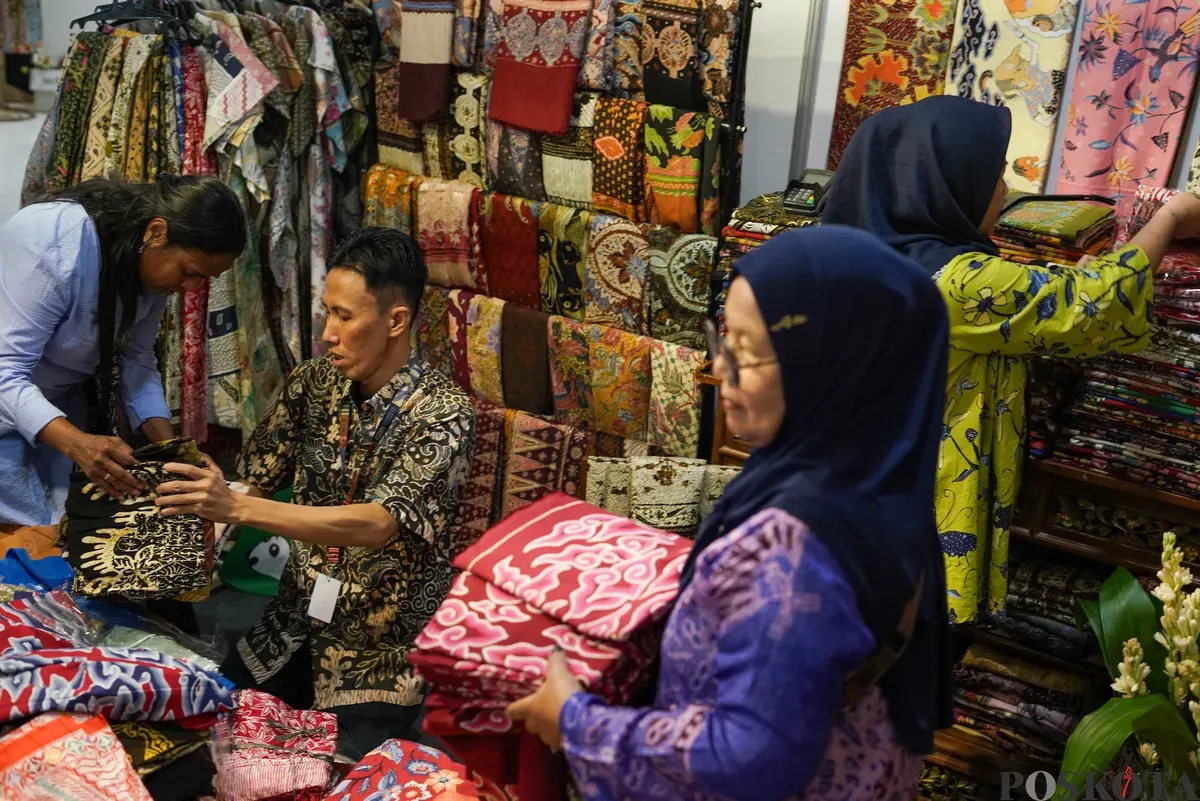 Pengunjung memilih batik di salah satu gerai dalam acara Gelar Batik Nusantara 2025 di Pasaraya Blok M, Jakarta Selatan, Kamis, 31 Juli 2025. (Sumber: Poskota/Bilal Nugraha Ginanjar)
