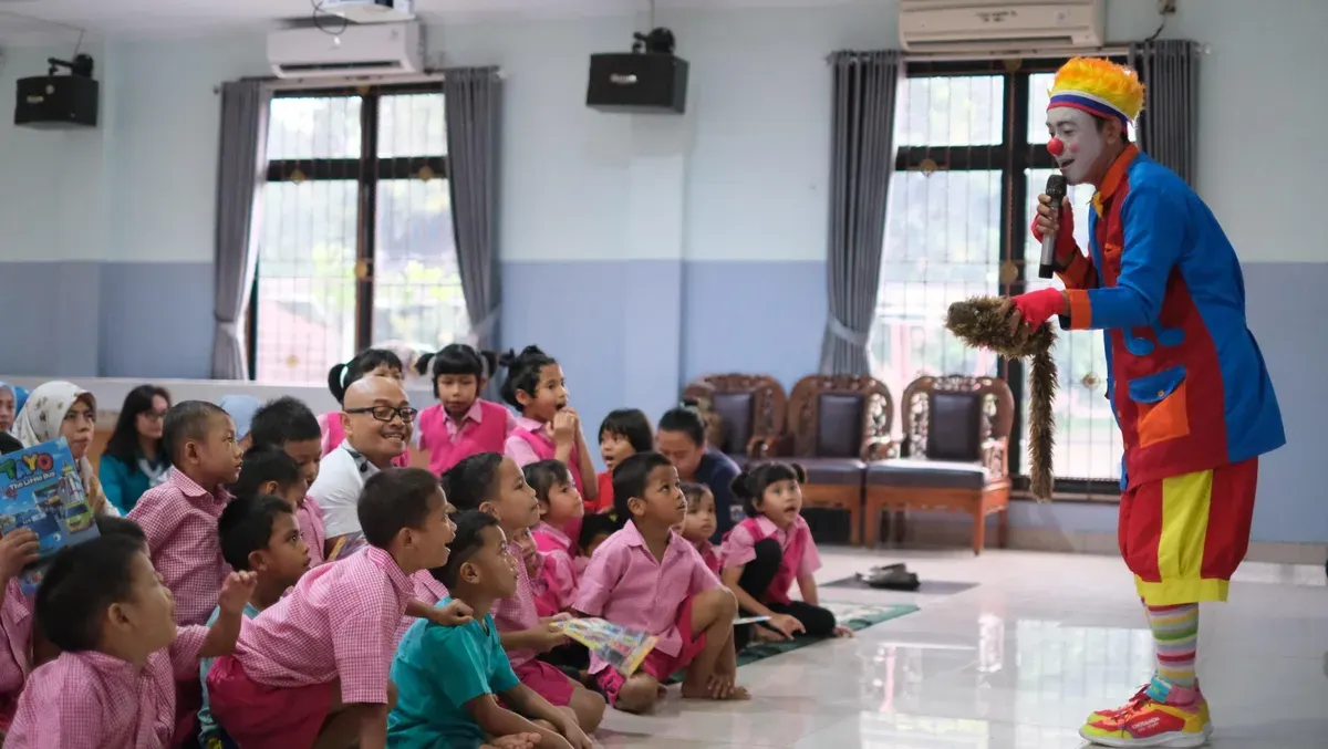 Anak-anak PSAA Balita Tunas Bangsa menyaksikan hiburan badut yang dibawa oleh PLN UP3 Ciracas dalam kegiatan memperingati Hari Anak Nasional (Sumber: Dok. PLN UID Jakarta Raya)