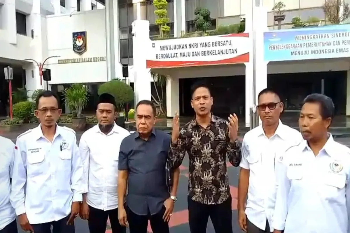 Sejumlah mantan Kades di Pandeglang berfoto bersama di depan Kantor Mendagri. (Sumber: Istimewa)