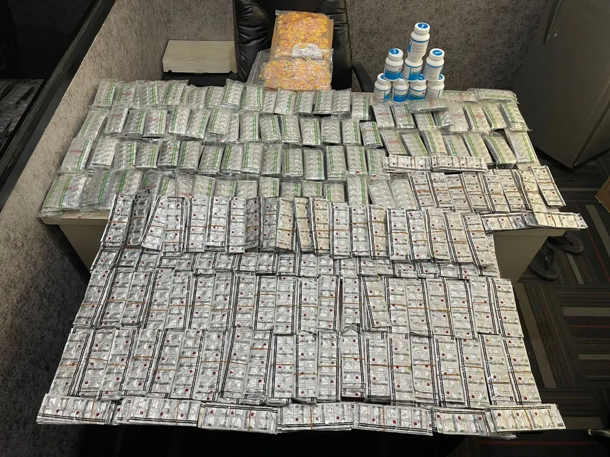 Barang bukti obat keras diamankan dari tersangka YS dan AR, yang menggunakan toko perlengkapan bayi di Koja, Jakarta Utara, sebagai kedok. (Sumber: Polda Banten)