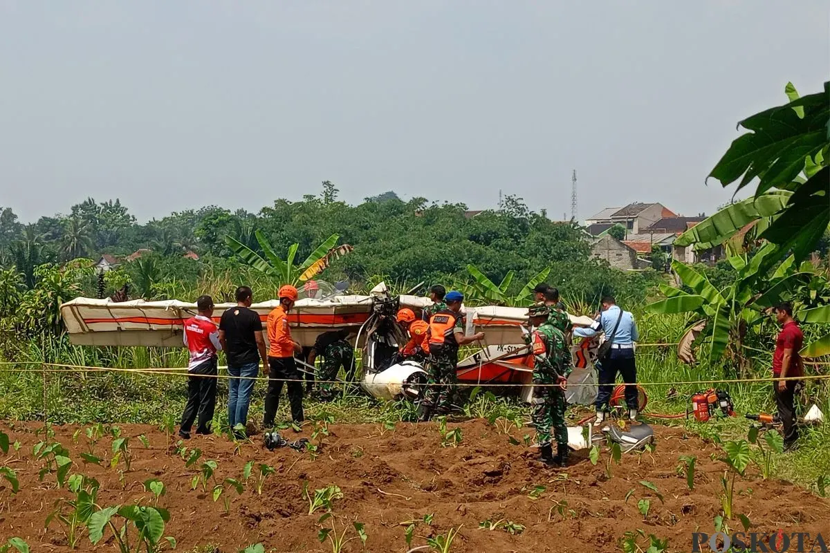 Bangkai pesawat yang terjatuh di dekat di dekat Tempat Pemakaman Umum (TPU), Kampung Astana RT 03/01, Desa Benteng, Kecamatan Ciampea, Kabupaten Bogor, Minggu, 3 Agustus 2025. (Sumber: Poskota/Giffar Rivana)