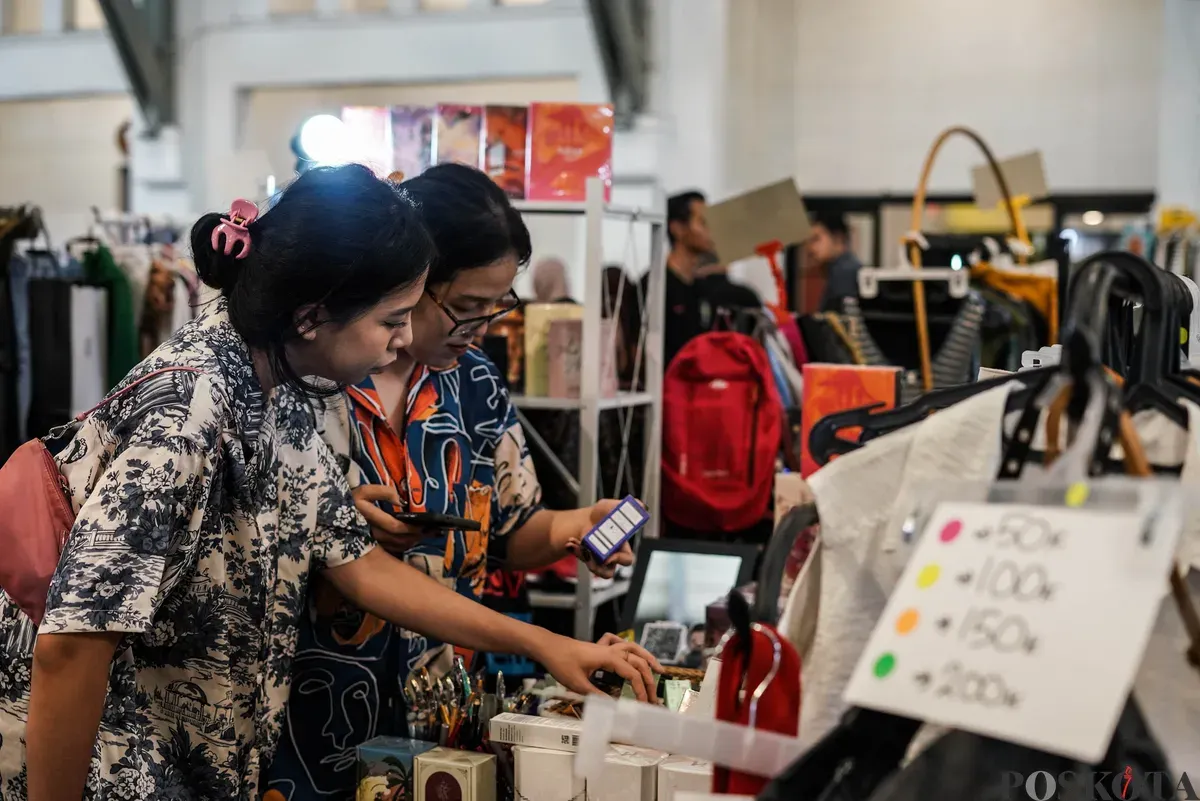 Pengunjung memilih pakaian yang dijual dalam acara Garage Sale di Pos Bloc, Jakarta, Minggu, 3 Agustus 2025. (Sumber: Poskota/Bilal Nugraha Ginanjar)