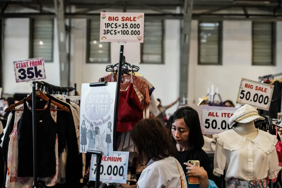 Pengunjung memilih pakaian yang dijual dalam acara Garage Sale di Pos Bloc, Jakarta, Minggu, 3 Agustus 2025. (Sumber: Poskota/Bilal Nugraha Ginanjar)