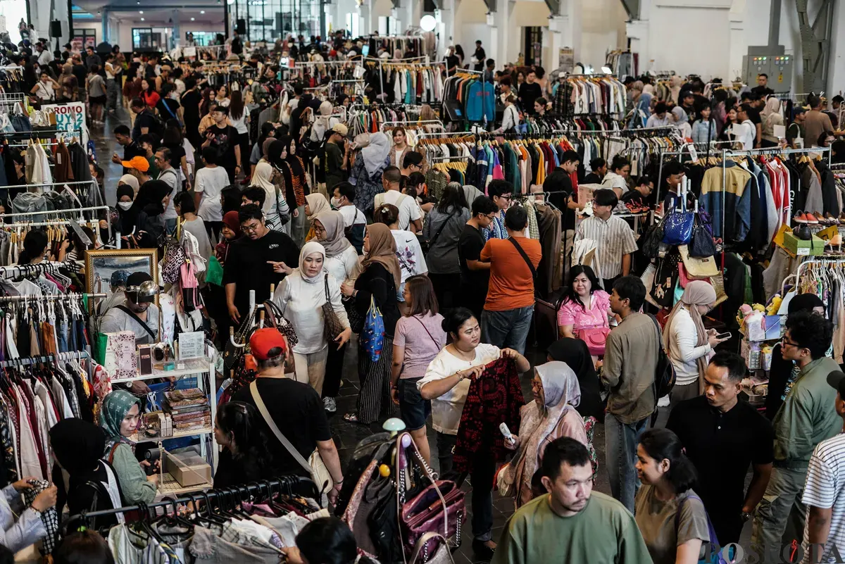 Pengunjung memilih pakaian yang dijual dalam acara Garage Sale di Pos Bloc, Jakarta, Minggu, 3 Agustus 2025. (Sumber: Poskota/Bilal Nugraha Ginanjar)