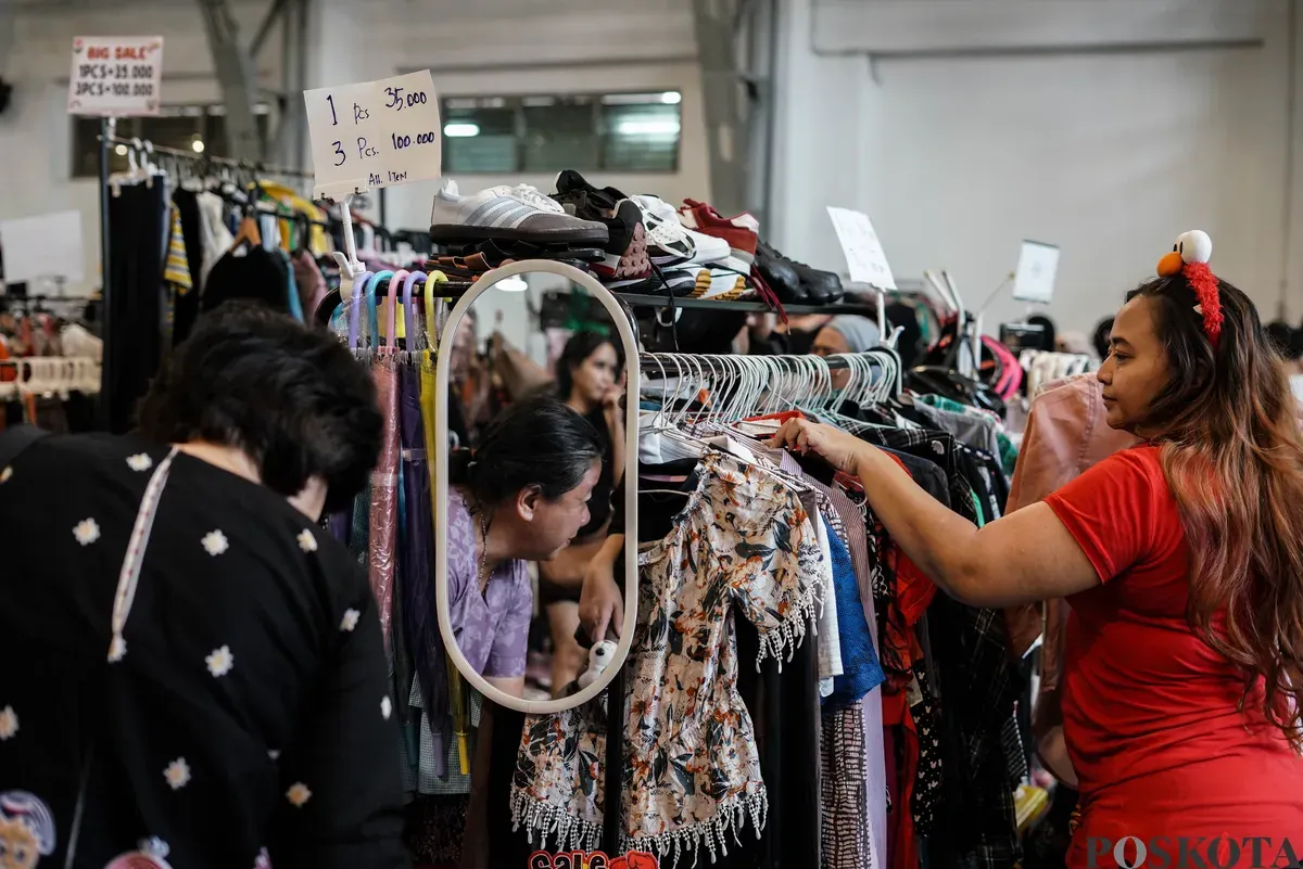 Pengunjung memilih pakaian yang dijual dalam acara Garage Sale di Pos Bloc, Jakarta, Minggu, 3 Agustus 2025. (Sumber: Poskota/Bilal Nugraha Ginanjar)