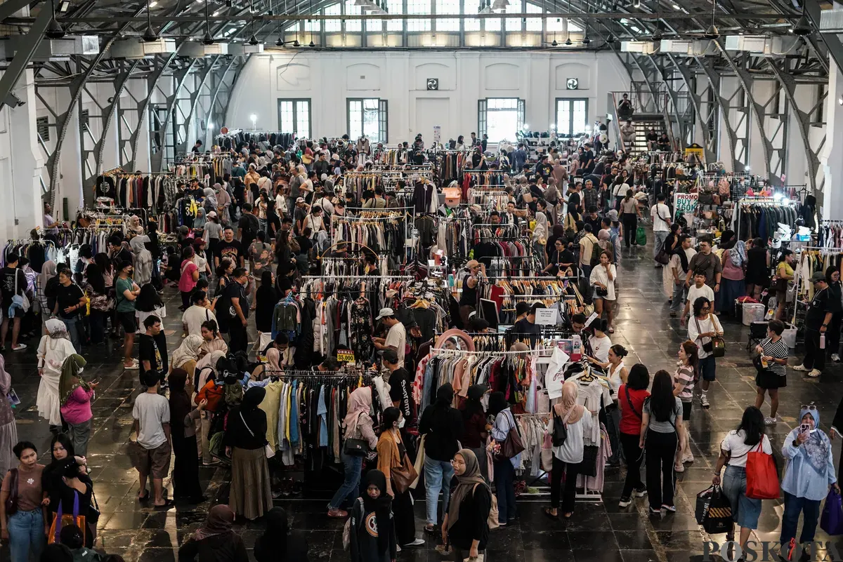 Pengunjung memilih pakaian yang dijual dalam acara Garage Sale di Pos Bloc, Jakarta, Minggu, 3 Agustus 2025. (Sumber: Poskota/Bilal Nugraha Ginanjar)