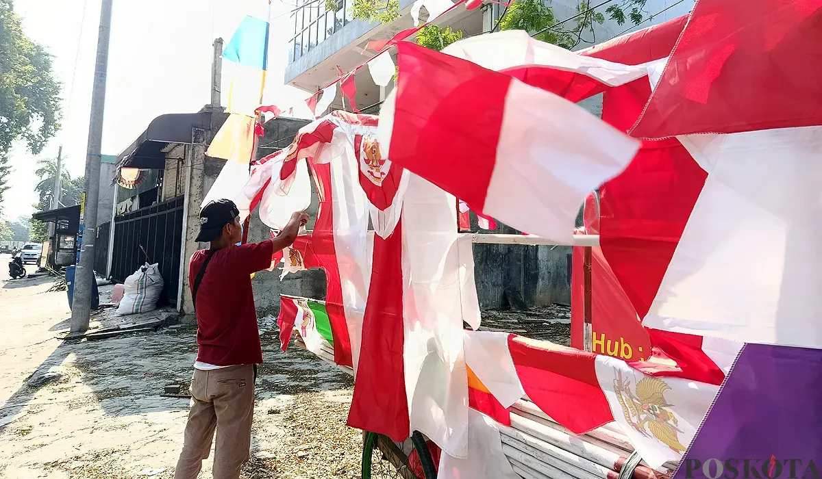 Didi Supriadi, 30 tahun, pria asal Cirebon, yang jualan bendera di sekitar Danau Duta Harapan, Bekasi Utara, Kota Bekasi. (Sumber: POSKOTA | Foto: Nurpini Aulia Rapika)