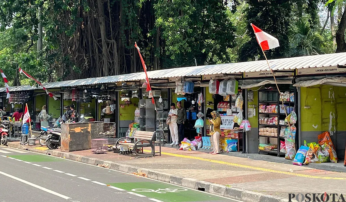 Sejumlah pedagang Pasar Barito, Kebayoran Baru, Jakarta Selatan, masih bertahan meski sudah diperingatkan untuk pindah, Minggu, 3 Agustus 2025. (Sumber: POSKOTA | Foto: Pandi Ramedhan)
